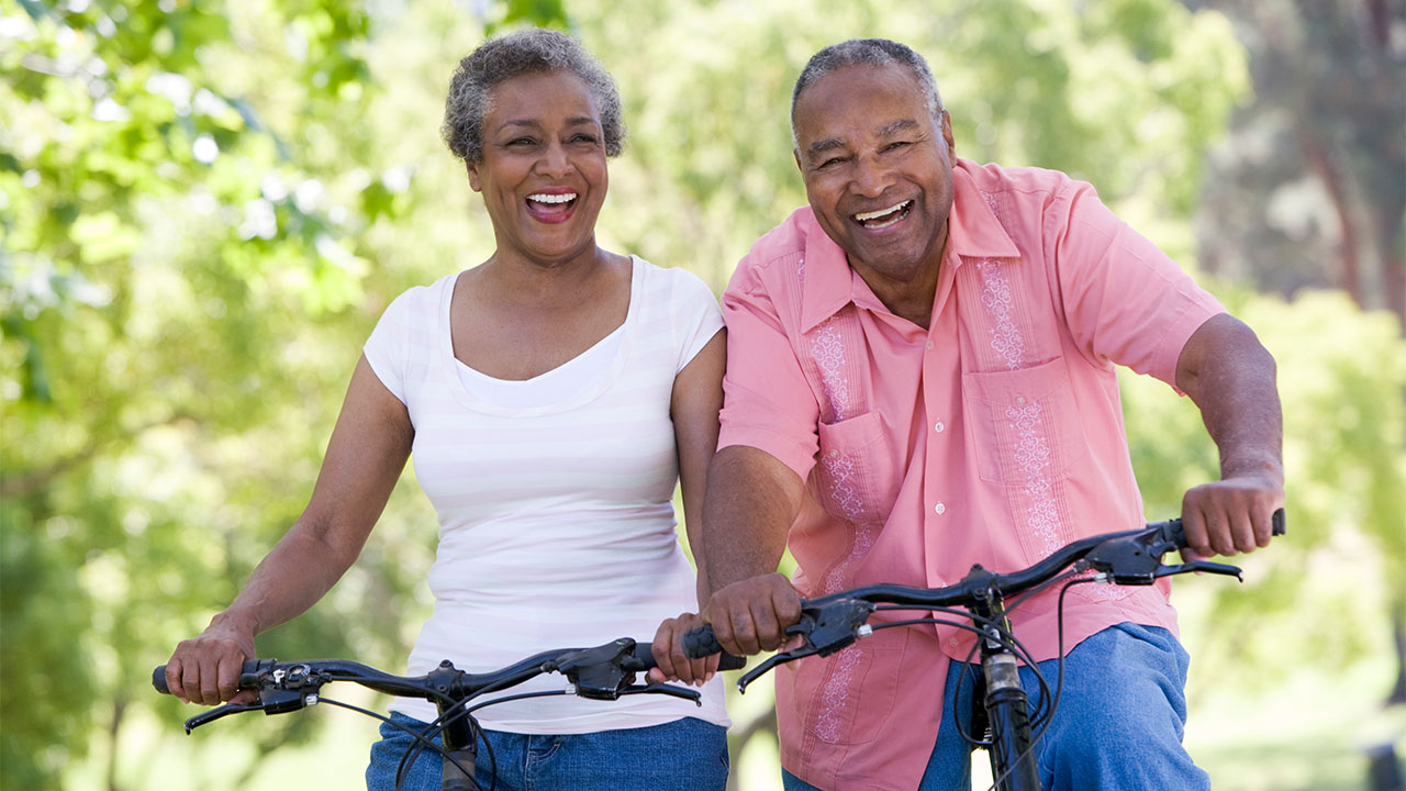 casal andando de bike junto envelhecendo tranquilos, com qualidade de vida